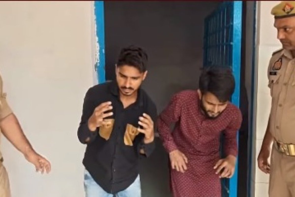 हमें माफ कर दो बहनों...गलती हो गई, बरेली में छेड़खानी के आरोपियों ने पुलिस के सामने मांगी माफी, योगी फोर्स की सख्त कार्रवाई। 