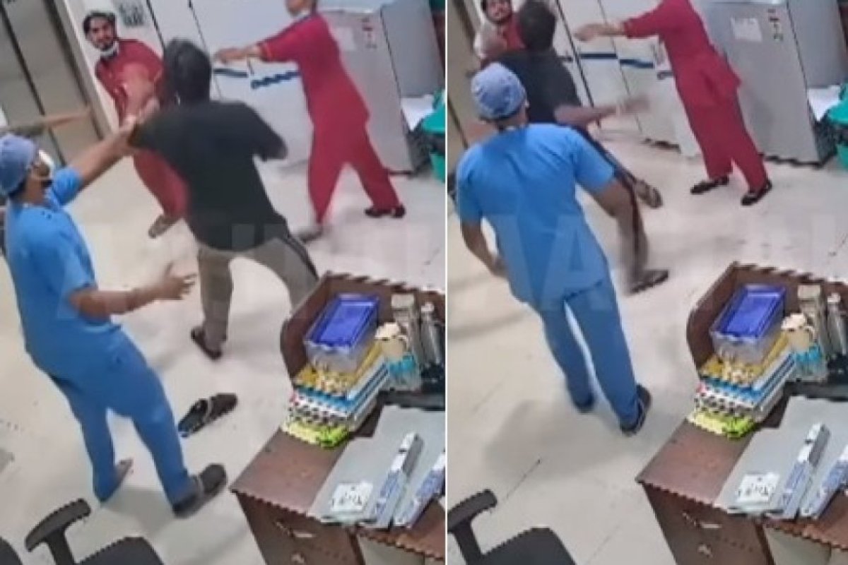 अस्पताल में वार्ड बॉय पर मरीज ने किया अचानक हमला, मरीज लगातार वार करता रहा, सीसीटीवी में कैद हुई घटना, पुलिस जांच शुरू। 
