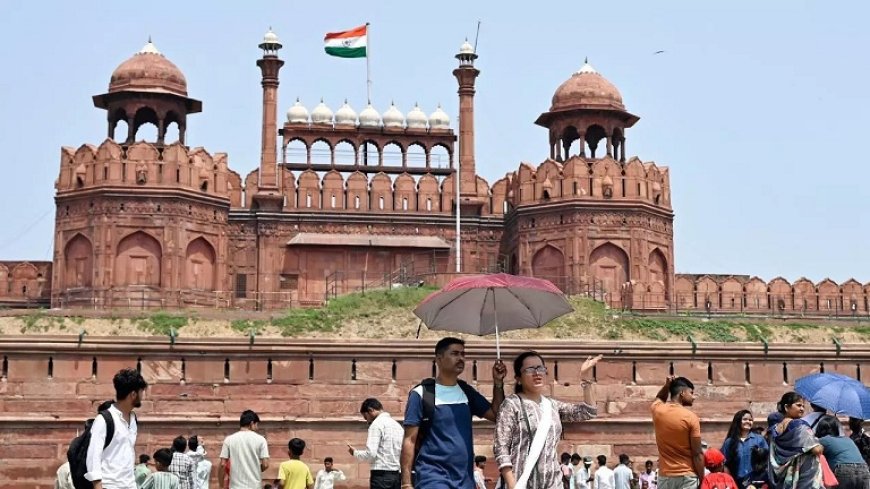 स्वतंत्रता दिवस से पहले लाल किले में सुरक्षा चूक, सात पुलिसकर्मी निलंबित।