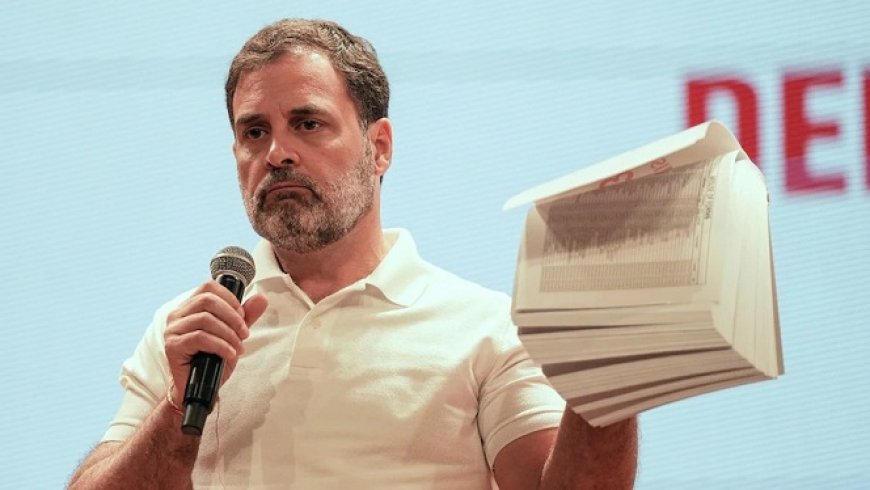 राहुल गांधी के चुनाव आयोग पर गंभीर आरोप, जवाब में शपथ पत्र की मांग, कोलकाता में तीखी बहस।