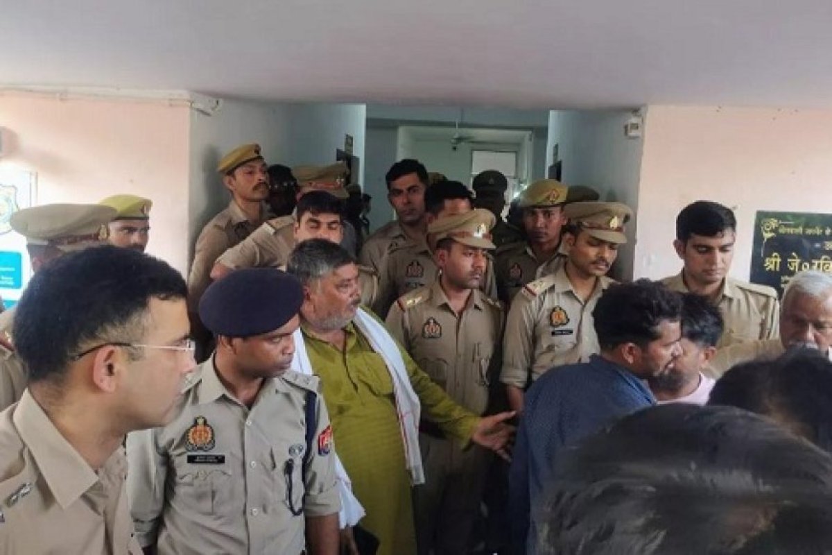 यूपी के आगरा में थाना प्रभारी ने भाजपा मंडल अध्यक्ष को घसीटा, पार्टी कार्यकर्ताओं ने की निंदा।