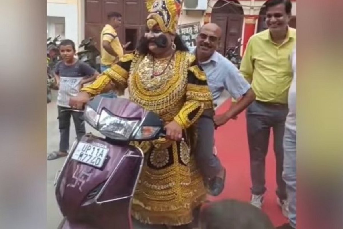 Saharanpur: 'पुष्पक विमान' छोड़ स्कूटी से पान खाने निकले 'लंकापति रावण', लोग बोले ये हैं 21वीं सदी के रावण।