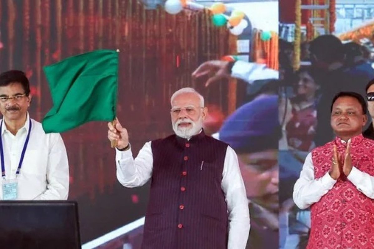 अब सफ़र हुआ आसान, ओडिशा से गुजरात सिर्फ 495 रू. में, पीएम मोदी ने अमृत भारत एक्सप्रेस को हरी झंडी दिखाई, 60,000 करोड़ के विकास परियोजनाओं का उद्घाटन किया