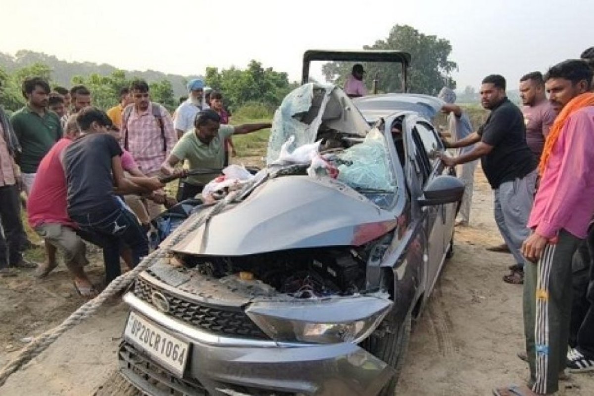 Muzaffarnagar Accident: मुजफ्फरनगर में ट्रक से टकराई कार, सगे भाइयों समेत तीन की दर्दनाक मौत।