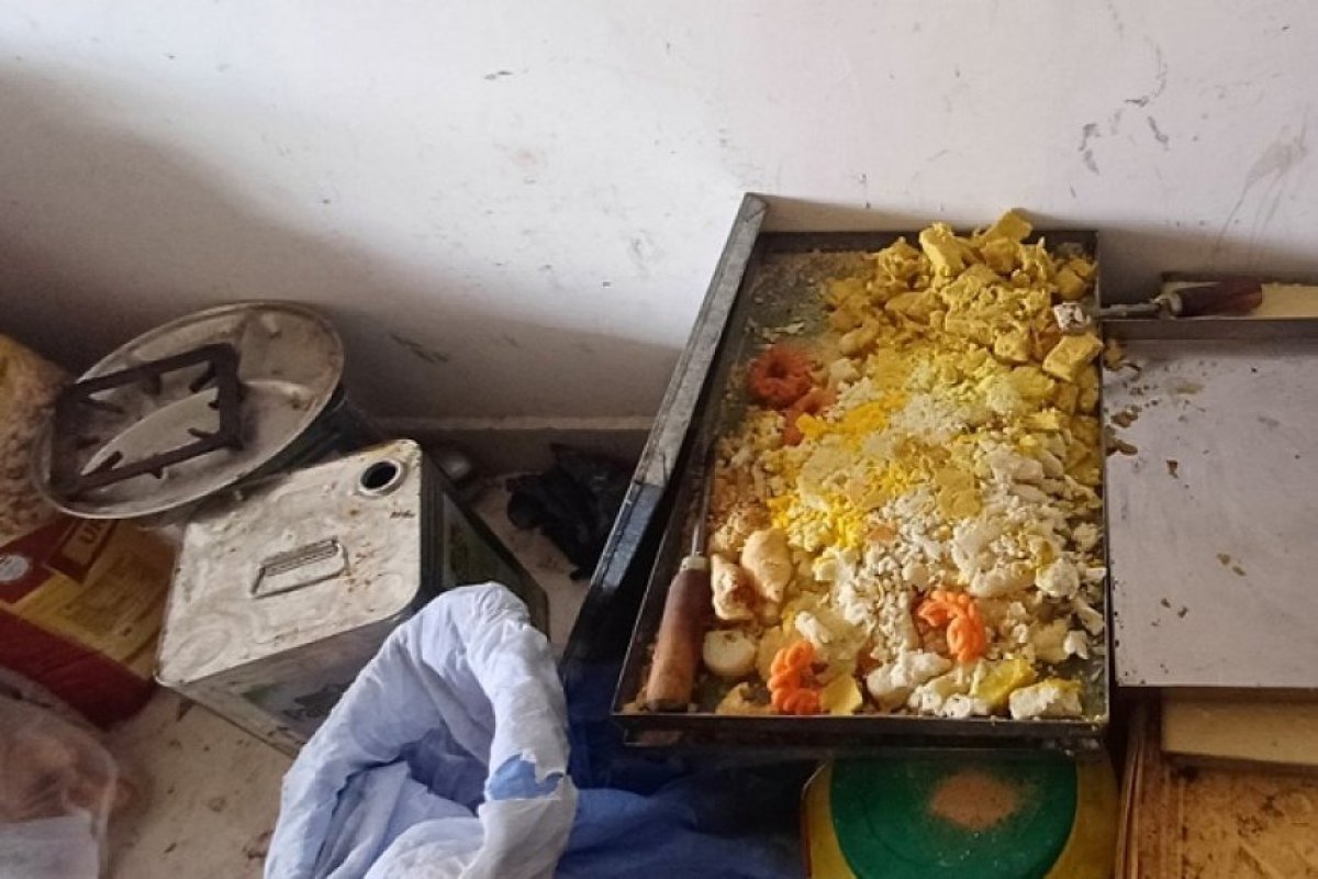 आगरा में मिलावटी खोआ की बड़ी खेप पकड़ी गई, दो क्विंटल नष्ट किया।