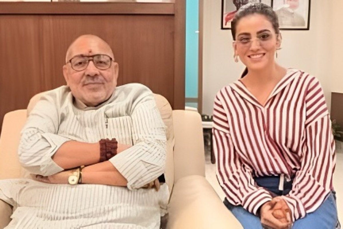 बिहार चुनाव 2025: अक्षरा सिंह की गिरिराज सिंह से मुलाकात ने बढ़ाई सियासी अटकलें, क्या भोजपुरी स्टार मैदान में उतरेंगी?
