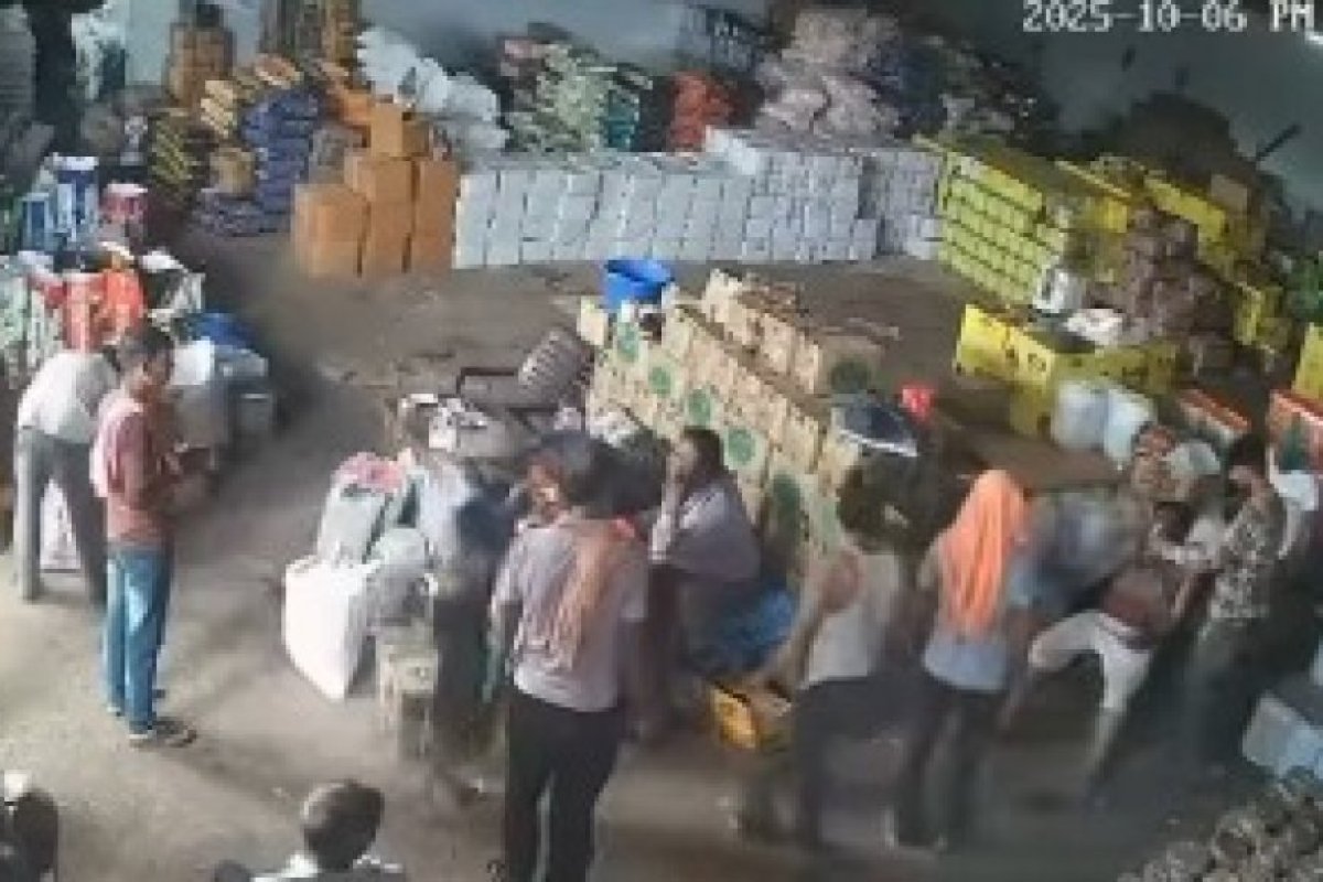 आगर मालवा: दुकान में हार्ट अटैक से तड़पते कर्मचारी की मौत, मालिक ने मोबाइल चलाते हुए की अनदेखी।