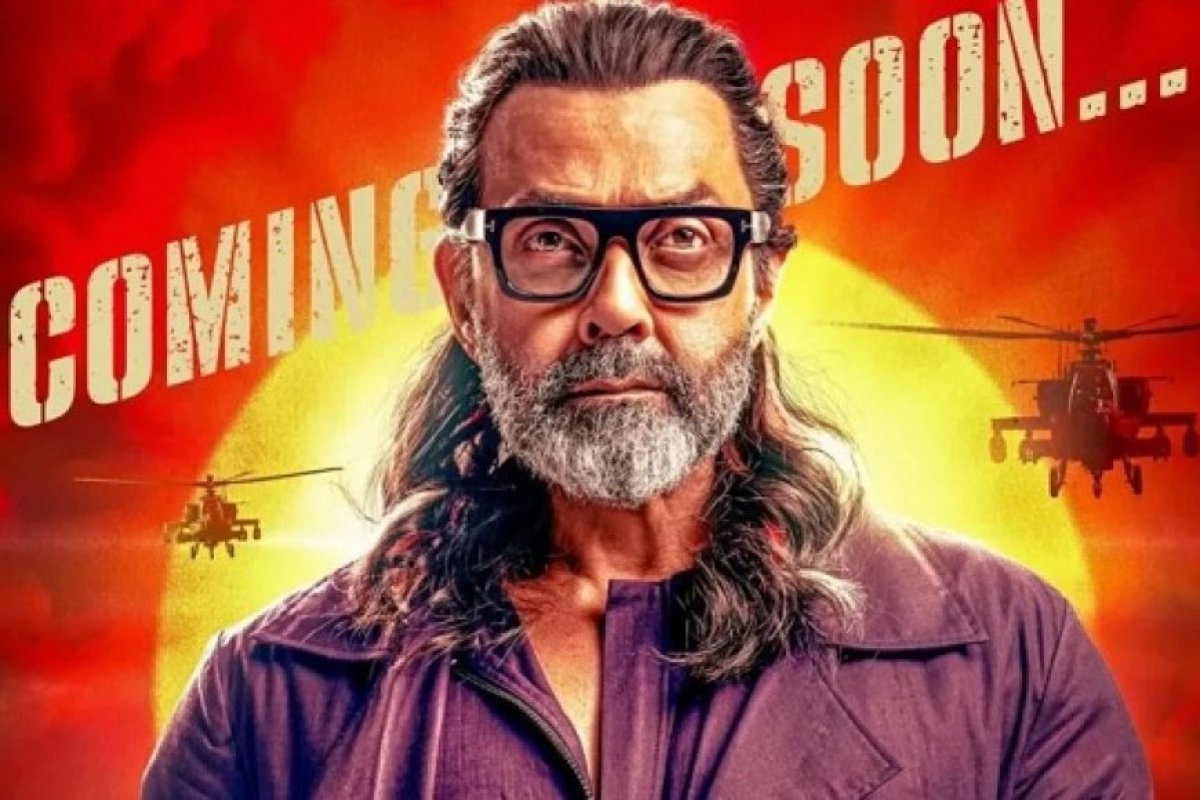 बॉबी देओल का नया अवतार 'प्रोफेसर व्हाइट नॉइज': एक्शन से भरपूर पोस्टर ने बढ़ाई उत्सुकता, लंबे बाल और चश्मे में उनका लुक काफी दमदार।