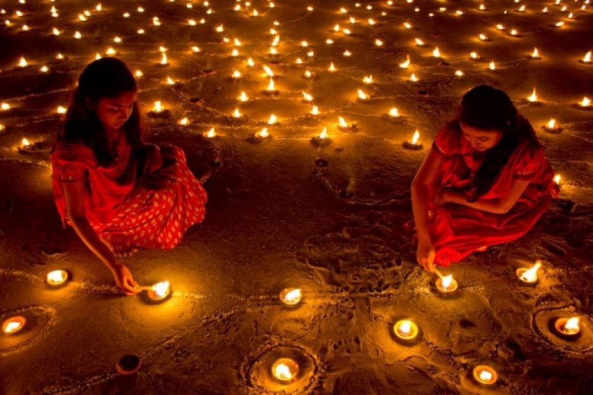 दीपावली 2025: 20 अक्टूबर को मनाया जायेगा रोशनी का त्योहार, बाजारों में जोर-शोर से खरीदारी की धूम।