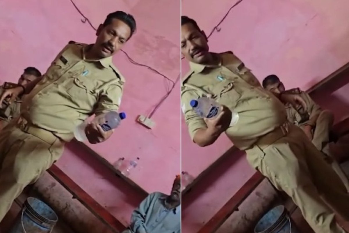 अम्बेडकरनगर में वर्दी में शराब पीते पुलिसकर्मियों का वायरल वीडियो: एसपी ने तुरंत निलंबित किया, विभाग की छवि पर सवाल। 