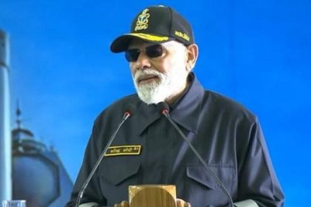INS विक्रांत पर पीएम मोदी का सैनिकों संग दिवाली समारोह: ऑपरेशन सिंदूर की यादें ताजा कर पाकिस्तान को दिया कड़ा संदेश। 