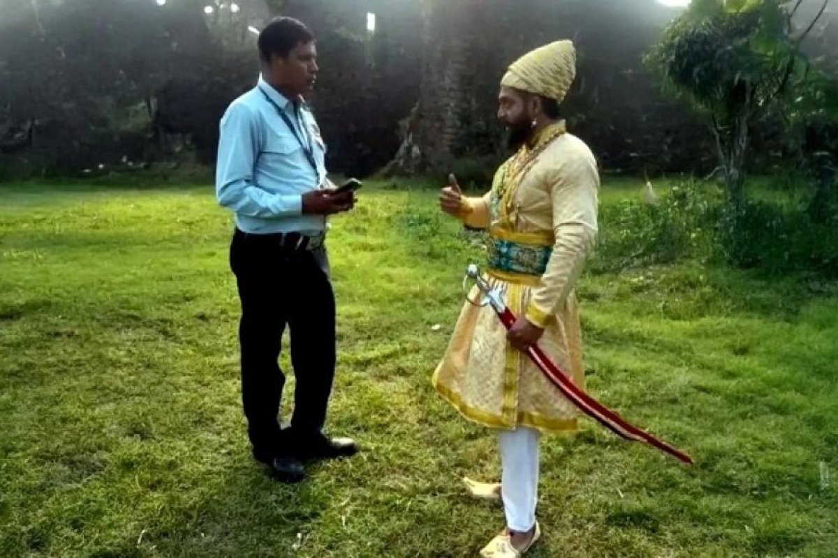 वसई किले में शिवाजी महाराज के वेश में युवक को रोका गया, भाषा विवाद से भड़का हंगामा; एएसआई ने कार्रवाई का आश्वासन दिया।