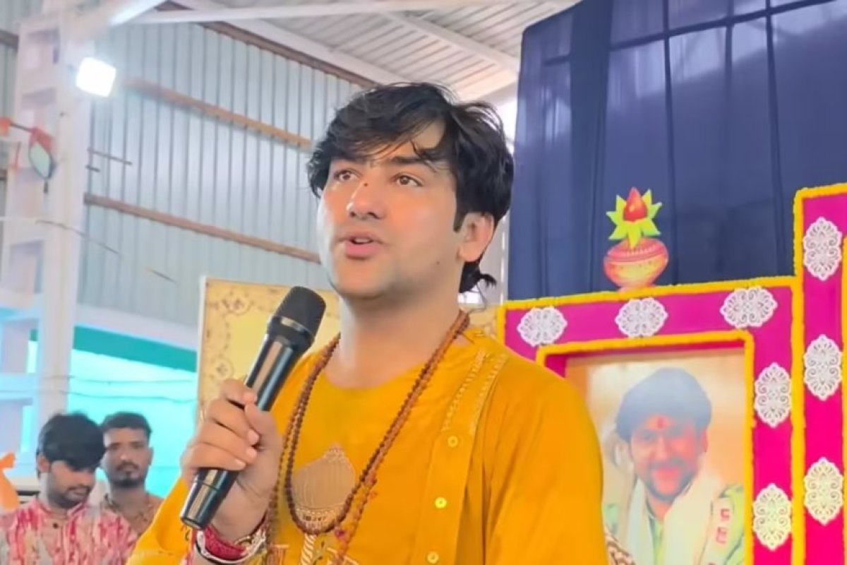 बागेश्वर धाम के धीरेंद्र शास्त्री ने चेलों को लताड़ा: चेले ही गुरुओं की लुटिया डुबोते हैं, भक्तों को सावधान रहने की चेतावनी।
