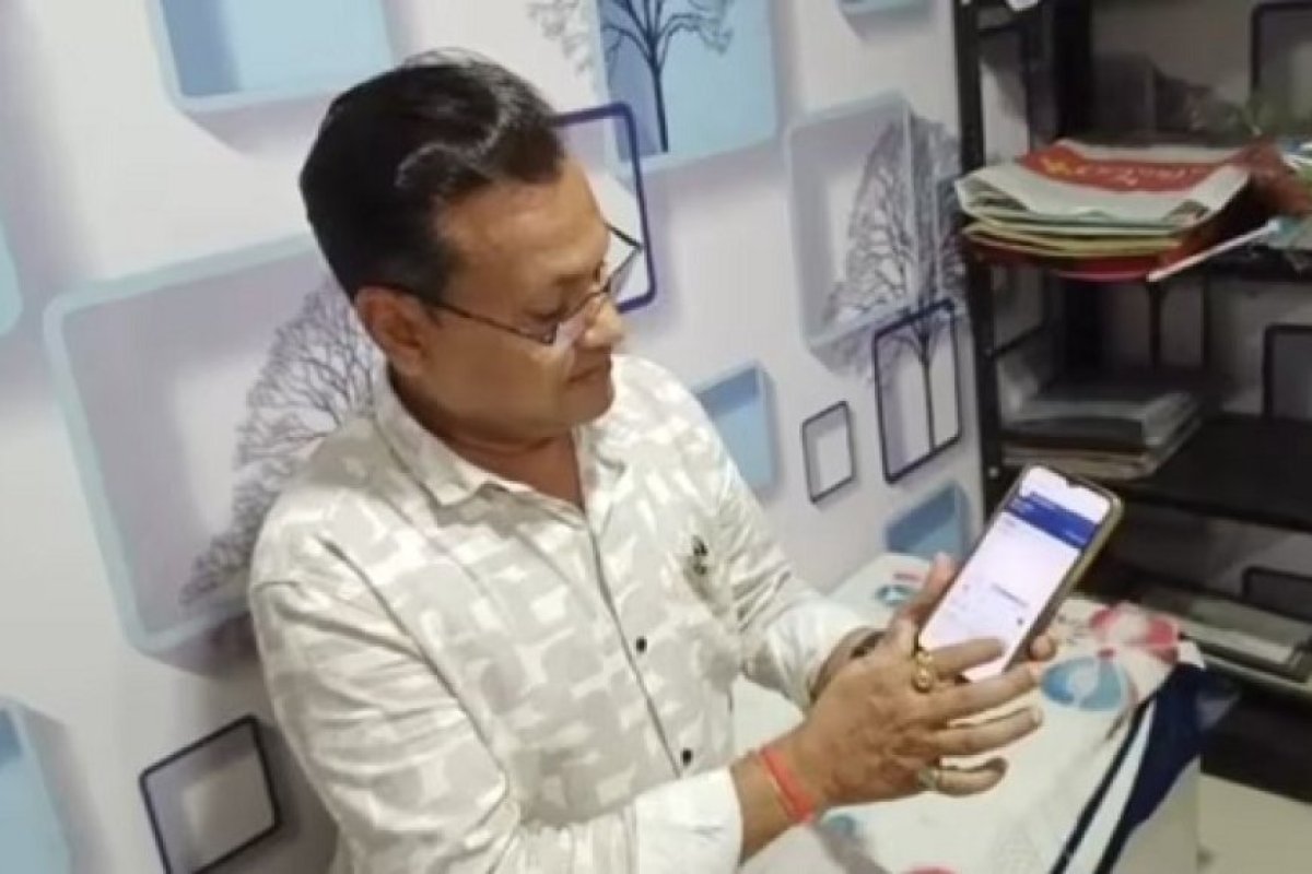 कुछ ही सेकंड्स में अरबपति बना ये शख्स, बैंक बैलेंस देख उड़ गये होश, तकनीकी गड़बड़ी के चलते कुछ ही देर में फिर.....