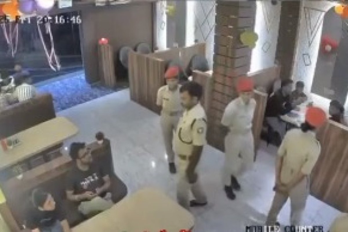 'बहन है मेरी' कहते ही भड़के थानाध्यक्ष, रेस्टोरेंट में भाई-बहन से दुर्व्यवहार; वीडियो वायरल, निलंबन की कार्रवाई।