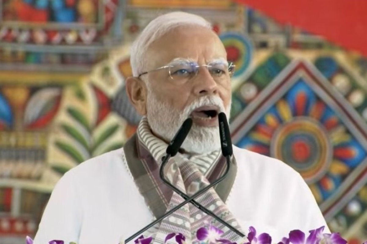 बिहार चुनाव: मुजफ्फरपुर रैली में पीएम मोदी का कांग्रेस-आरजेडी पर तीखा प्रहार, गठबंधन को बताया तेल-पानी जैसा।