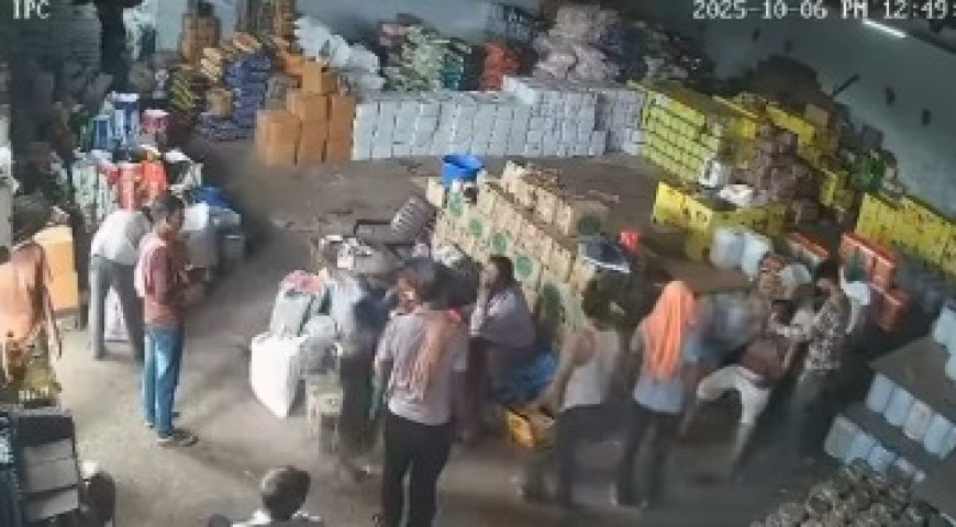 आगर मालवा: दुकान में हार्ट अटैक से तड़पते कर्मचारी की मौत, मालिक ने मोबाइल चलाते हुए की अनदेखी।