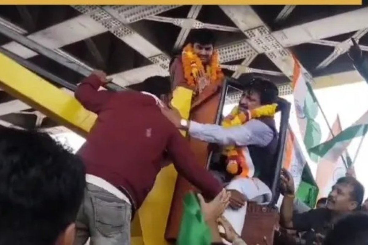सतना में रन फॉर यूनिटी के दौरान क्रेन में फंसे सांसद गणेश सिंह ने निगम कर्मचारी को जड़ा थप्पड़, वायरल वीडियो से मचा हंगामा।