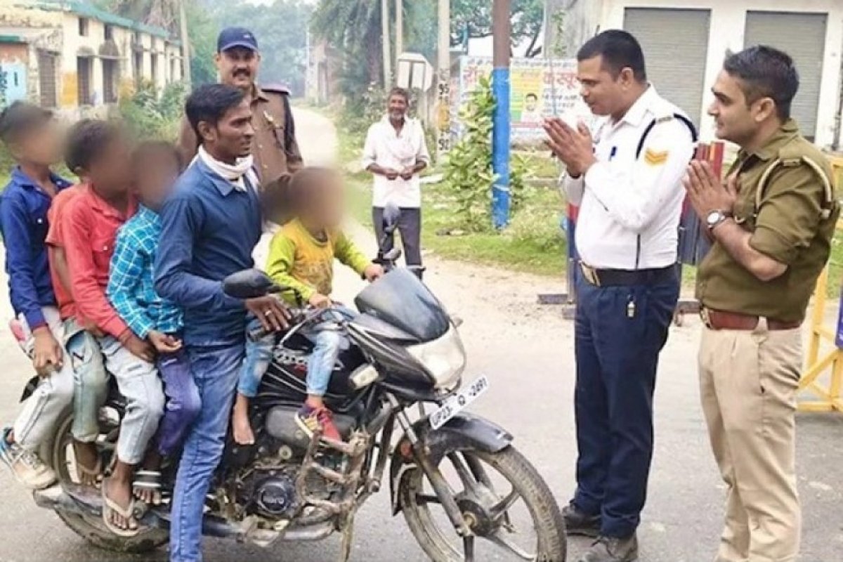 बाइक पर 7 सवारों को देख पुलिस ने जोड़े हाथ, ट्रैफिक पुलिस ने काटा 7000 रुपये का चालान, वायरल वीडियो से मचा हंगामा।