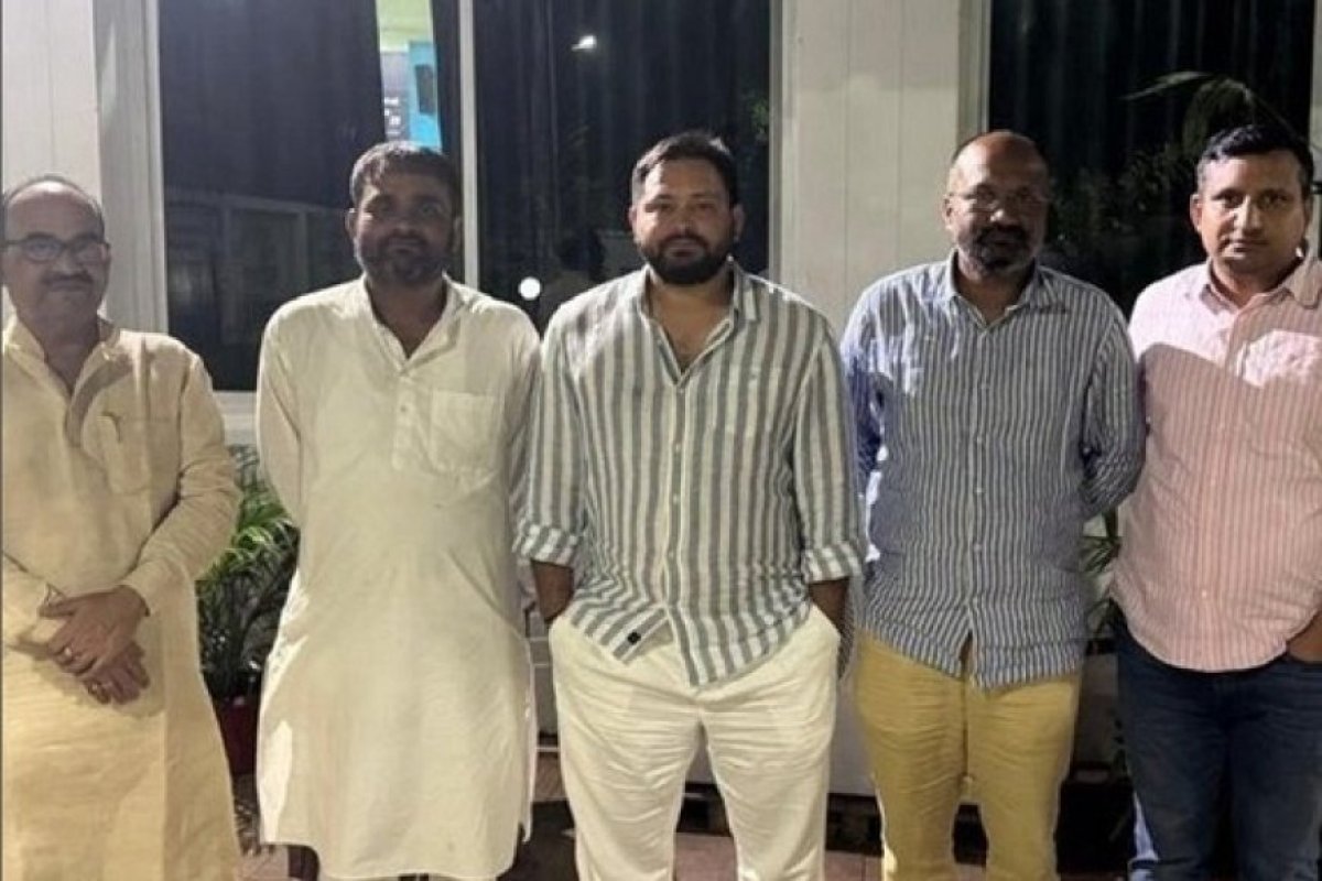 राघोपुर में महागठबंधन को बड़ा झटका, तेज प्रताप की पार्टी के उम्मीदवार प्रेम यादव ने नामांकन वापस लेकर तेजस्वी को दिया समर्थन। 