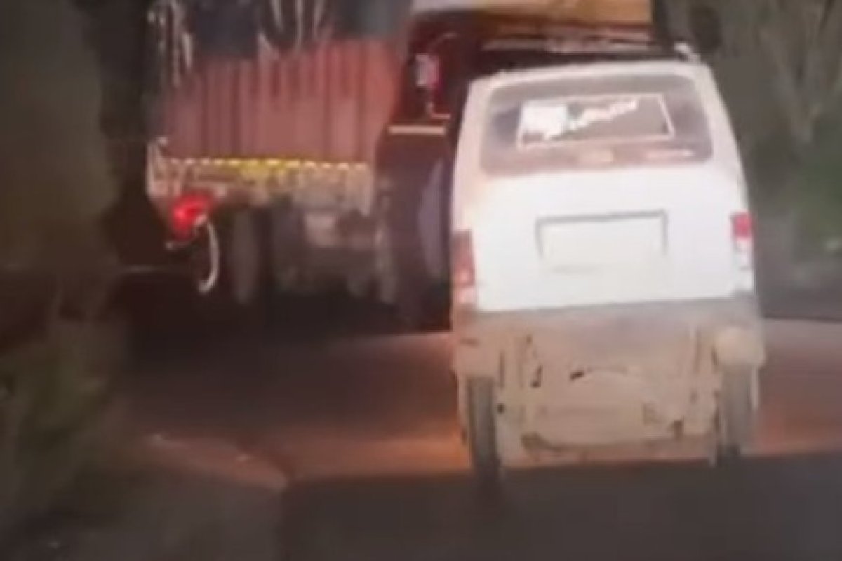अजमेर के बीर घाटी में बिना नंबर प्लेट वाली वैन से खतरनाक स्टंट- युवक सूरज सिंह गिरफ्तार, वाहन जब्त।