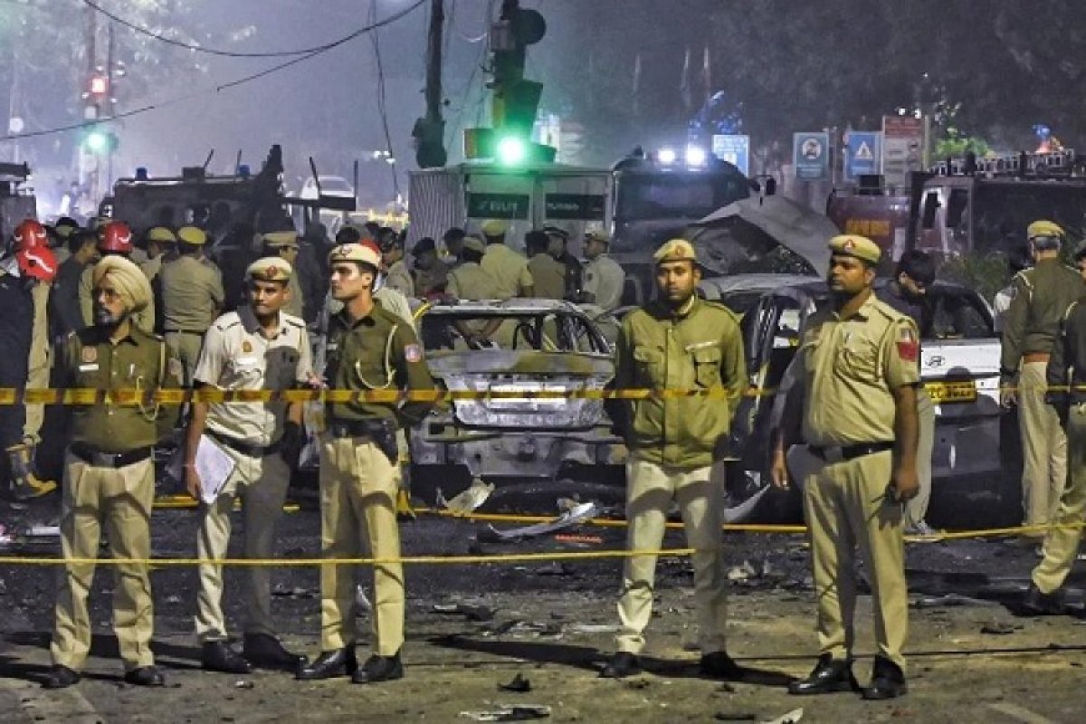 Delhi Blast: दिल्ली के रेड फोर्ट के पास कार विस्फोट में मौत का आंकड़ा 13 तक पहुंचा, आतंकी साजिश की आशंका। 