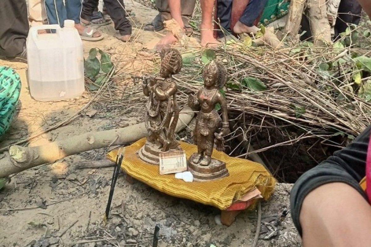 खेत की खुदाई में मिली राधा-कृष्ण की प्राचीन अष्टधातु मूर्ति, पानी भरा घड़ा और भोजपत्र मिलने से उमड़ी भक्तों की भीड़।