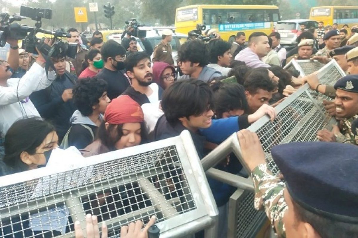 इंडिया गेट पर प्रदूषण विरोधी प्रदर्शन में माओवादी कमांडर हिडमा के समर्थन में नारे: 22 युवाओं की गिरफ्तारी, पुलिस पर मिर्च स्प्रे का इस्तेमाल। 