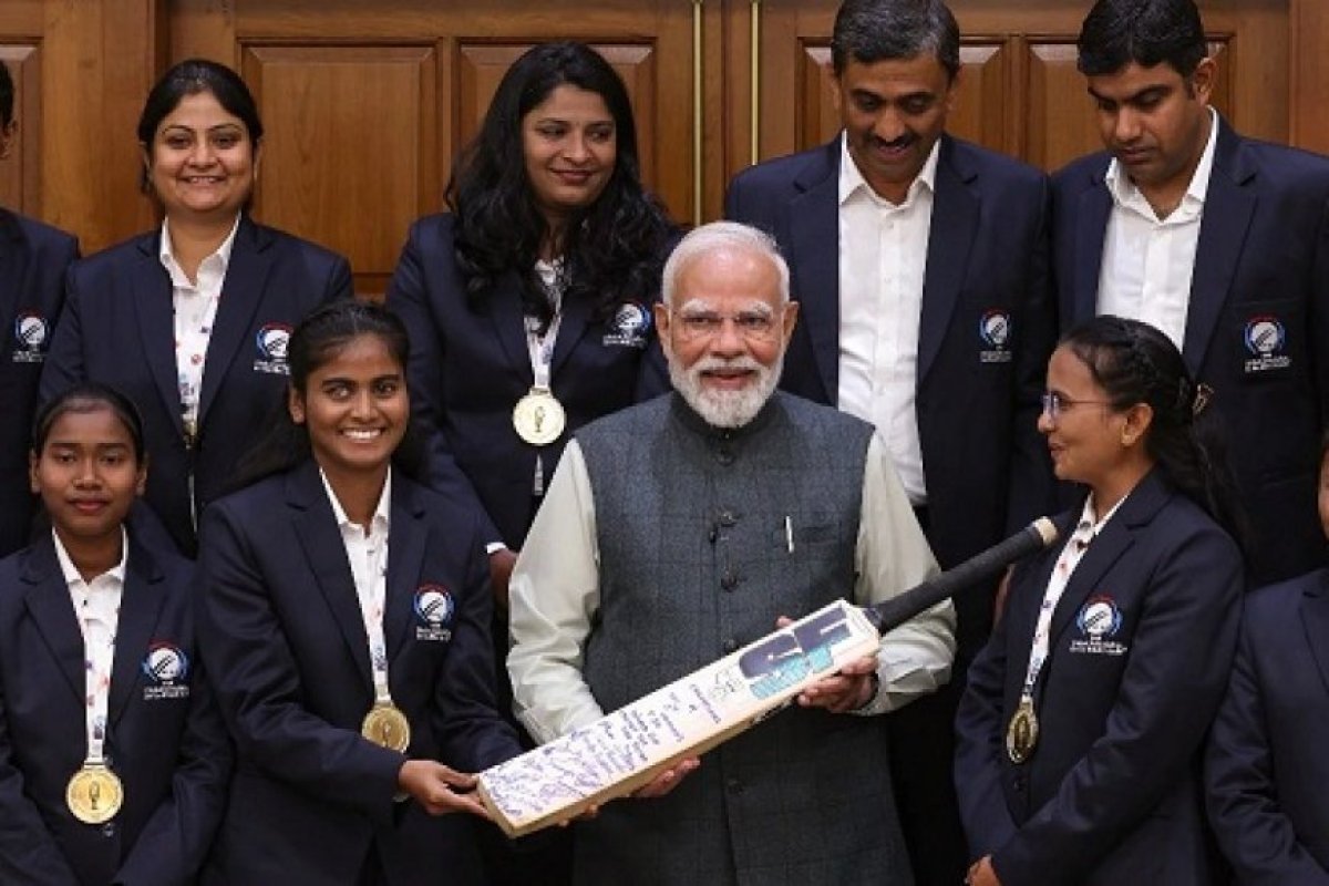 प्रधानमंत्री मोदी ने महिला दृष्टिबाधित क्रिकेट चैंपियनों से मुलाकात की, हस्ताक्षरयुक्त बल्ले और हस्ताक्षरयुक्त गेंदें भेंट कीं। 