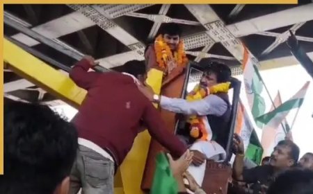 सतना में रन फॉर यूनिटी के दौरान क्रेन में फंसे सांसद गणेश सिंह ने निगम कर्मचारी को जड़ा थप्पड़, वायरल वीडियो से मचा हंगामा। 