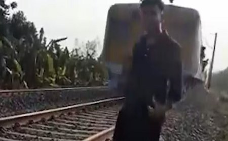 महाराष्ट्र के बुलढाणा में रील बनाने की लालच बनी मौत का कारण, ट्रेन की चपेट में आया युवक, दोस्त नदी में कूदकर बचा। 