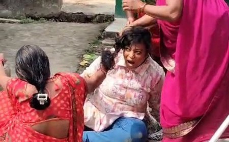 उन्नाव स्कूल में मिड-डे मील विवाद: सहायक शिक्षिका और रसोइयों के बीच मारपीट, वीडियो वायरल होने पर शिक्षिका निलंबित।