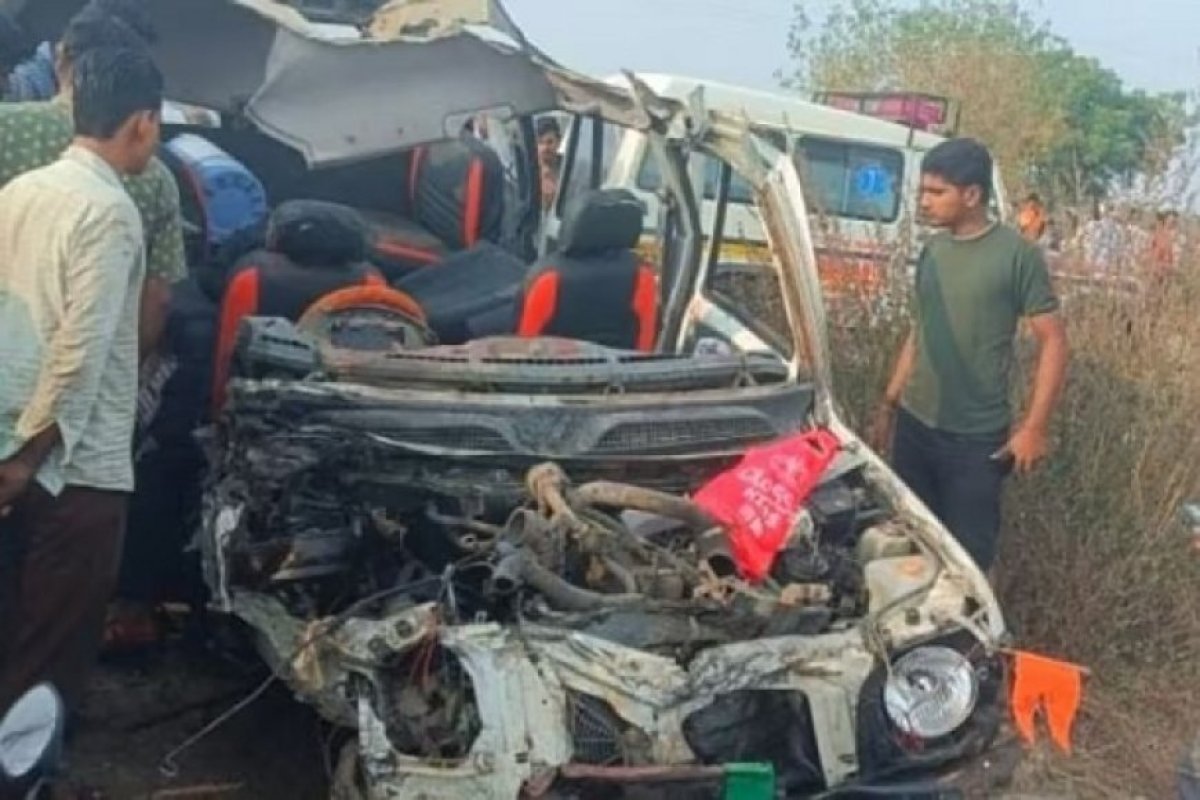 शादी की खुशियां सड़क पर बिखरी- महाराष्ट्र के सोलापुर में कार-ट्रक की आमने-सामने भिड़ंत से 5 की दर्दनाक मौत, नवविवाहित जोड़े पर टूटा काल का प्रकोप