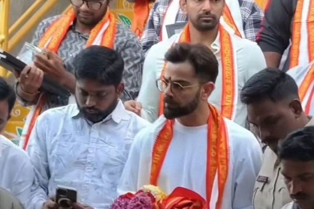 सीरीज खत्म होते ही वह विशाखापट्टनम के सिंहाचलम मंदिर में दर्शन करने पहुंचे विराट कोहली, साउथ अफ्रीका ODI सीरीज में 302 रनों की धमाकेदार पारी के बाद लिया आशीर्वाद।