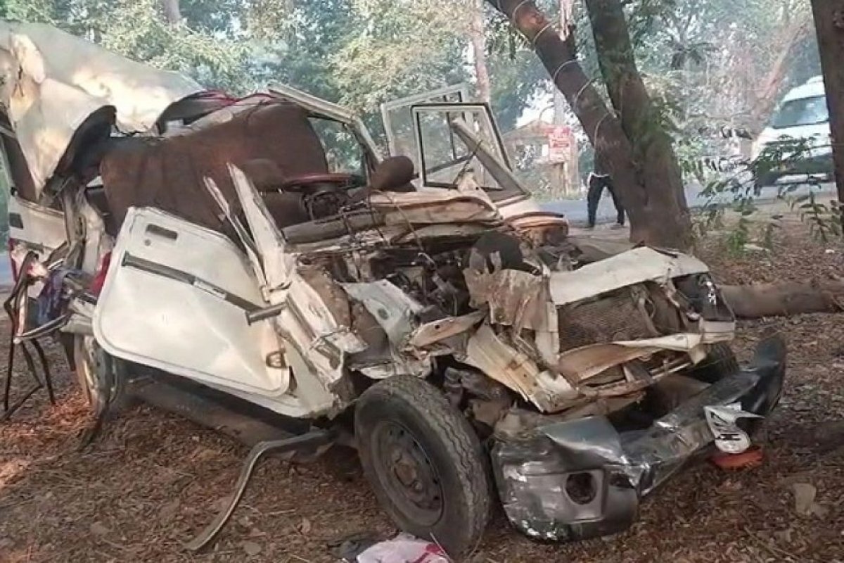 अयोध्या राम मंदिर दर्शन के लिए मध्य प्रदेश से आ रहे श्रद्धालुओं की बोलेरो ट्रैक्टर-ट्रॉली से टकराई, तीन की मौके पर मौत, 11 घायल।