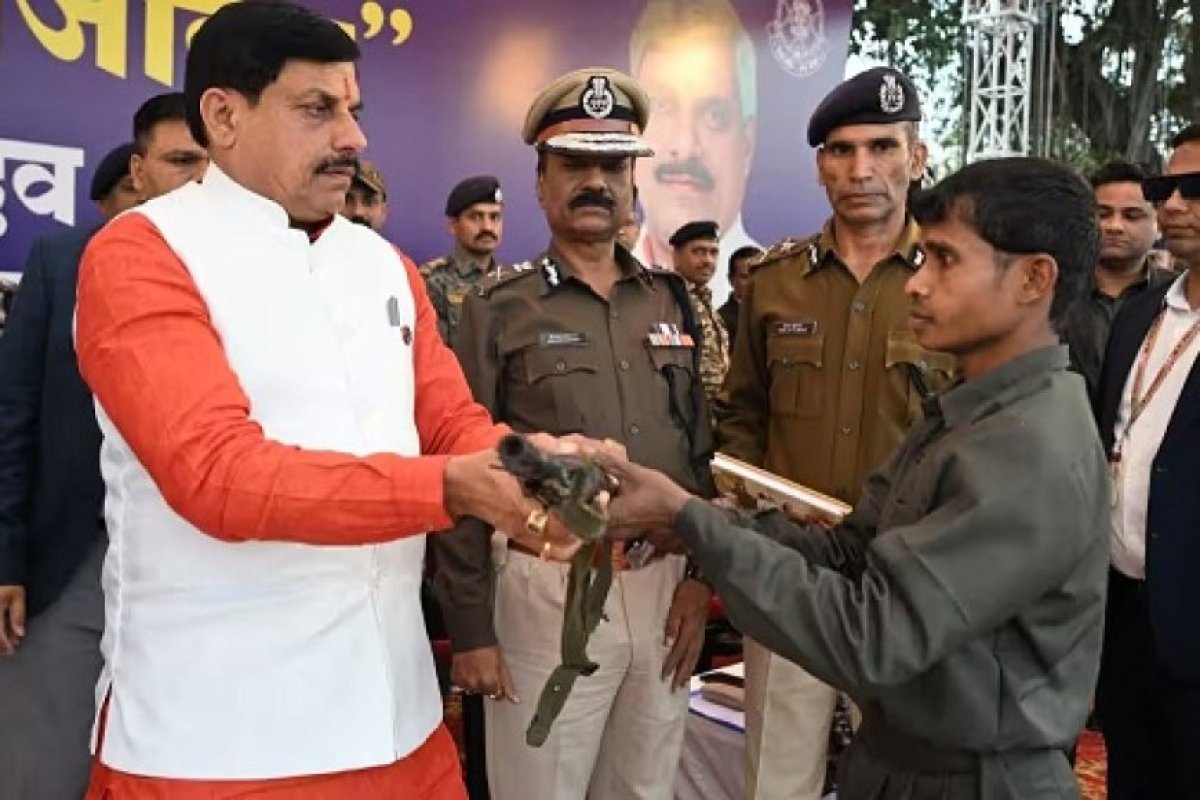 मध्य प्रदेश नक्सल मुक्त घोषित- बालाघाट में दो इनामी नक्सलियों के सरेंडर से पूर्ण विजय, सीएम मोहन यादव ने कहा- लाल सलाम को आखिरी सलामी।