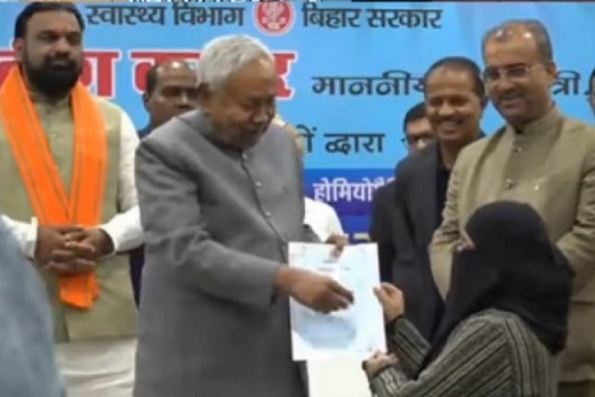 बिहार सीएम नीतीश कुमार का वायरल वीडियो, नियुक्ति पत्र सौंपते समय मुस्लिम महिला डॉक्टर का हिजाब हटाया, घटना ने मचाया बवाल।