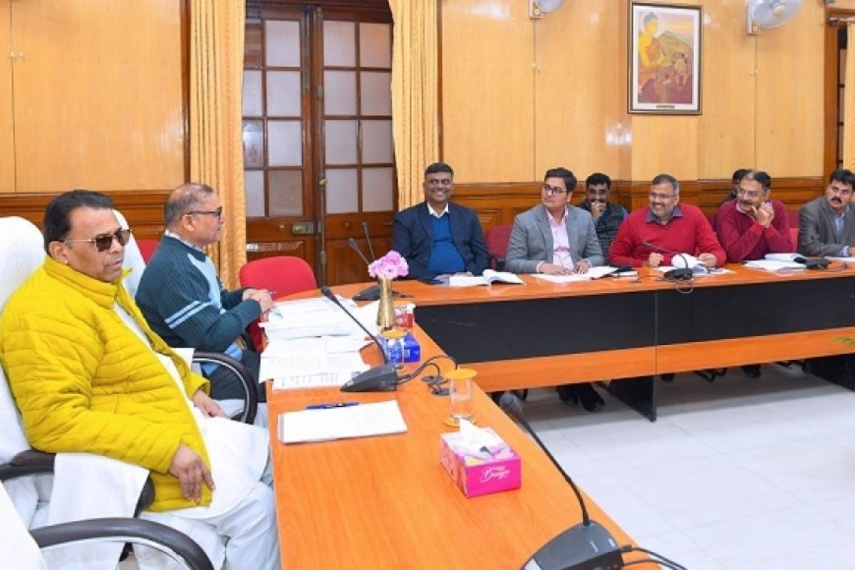 Lucknow: शादी अनुदान, छात्रवृत्ति और दिव्यांग योजनाओं में तेजी के निर्देश, मंत्री नरेन्द्र कश्यप ने की विभागीय समीक्षा।