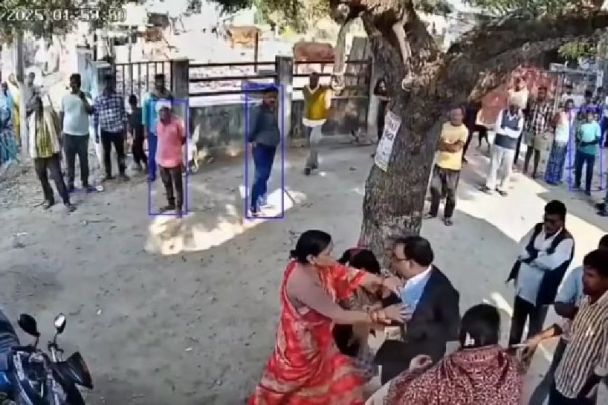 मऊ में SDM पर महिलाओं का हमला- पुलिस के सामने SDM का कॉलर पकड़ा, इंटरलॉकिंग निर्माण के विरोध में भारी हंगामा। 