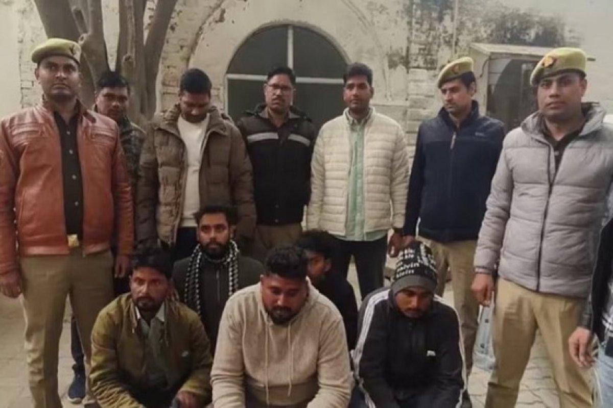 कानपुर में डीसीपी क्राइम बनकर अश्लील वीडियो के नाम पर ठगी करने वाला गिरोह पकड़ा गया, पांच आरोपी गिरफ्तार।