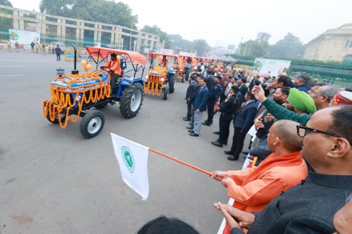 Lucknow: सीएम ने पांच किसानों को दी ट्रैक्टर की चाबी, झंडी दिखाकर 25 ट्रैक्टरों को किया रवाना। 
