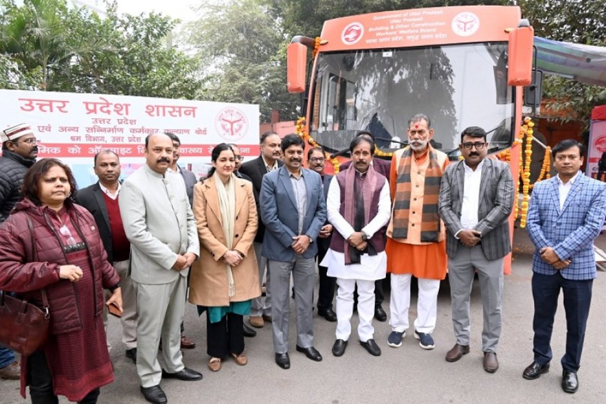 Lucknow: लखनऊ में निर्माण श्रमिकों के लिए मोबाइल मेडिकल यूनिट का शुभारंभ: मंत्री अनिल राजभर ने दिखाई हरी झंडी।