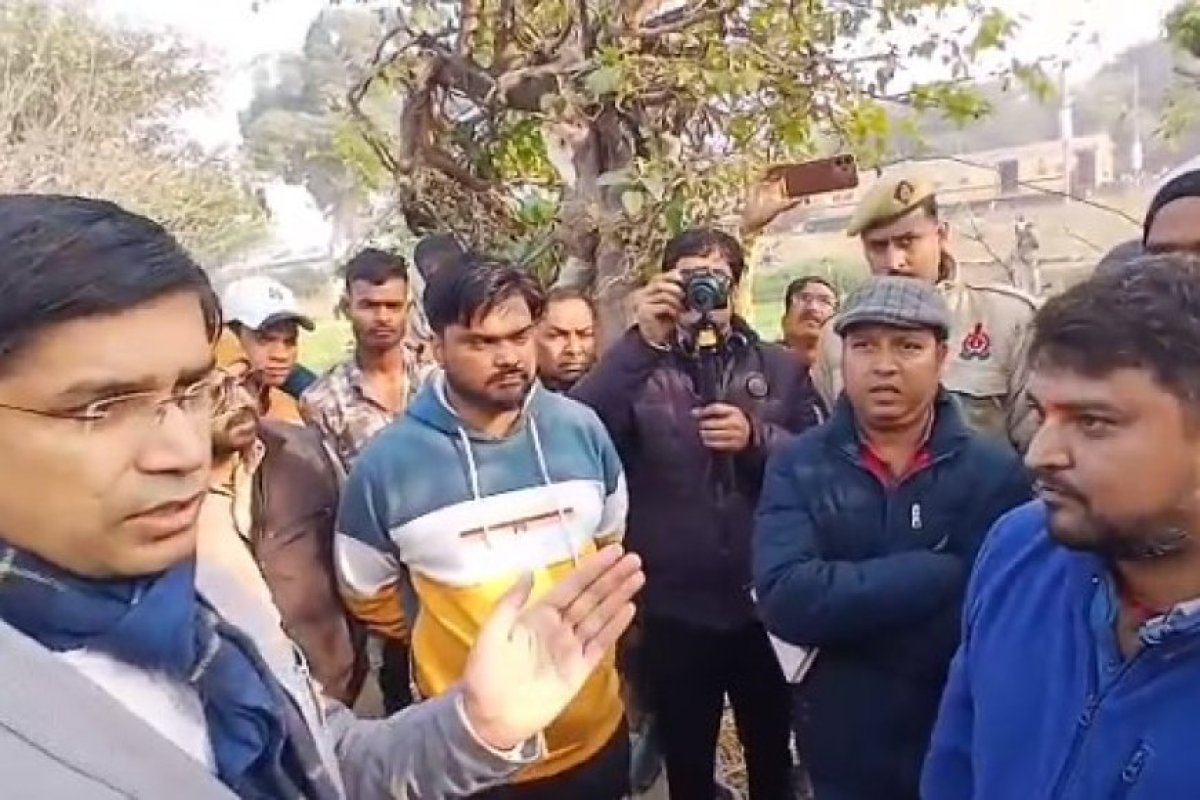 Sambhal: सम्भल में दिन दहाड़े बाइक की डिग्गी में रखे लाखों रुपए ले उड़े चोर।