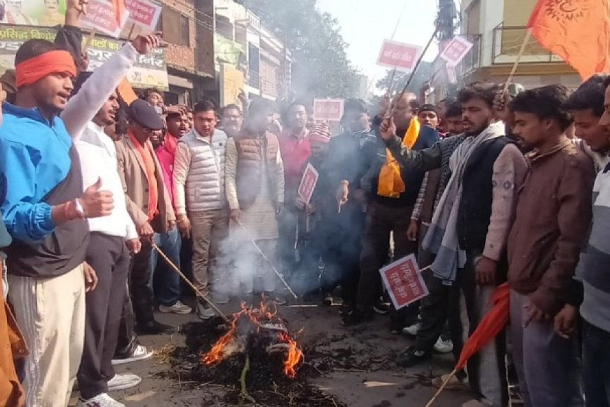 Sambhal: सम्भल में विहिप–बजरंग दल का उग्र प्रदर्शन, बांग्लादेश में हिंदुओं की हत्याओं के विरोध में जिहादियों का पुतला फूंका। 