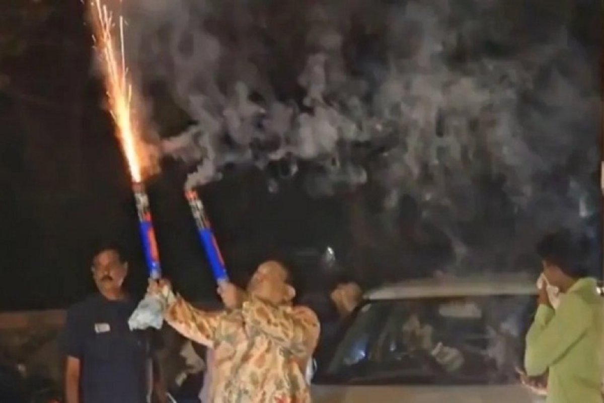 सूरत में बेटे के जन्मदिन पर व्यस्त सड़क ब्लॉक कर पटाखे फोड़ने वाला बिल्डर गिरफ्तार, वीडियो वायरल होने के बाद पुलिस ने की कार्रवाई, जमानत पर रिहा।