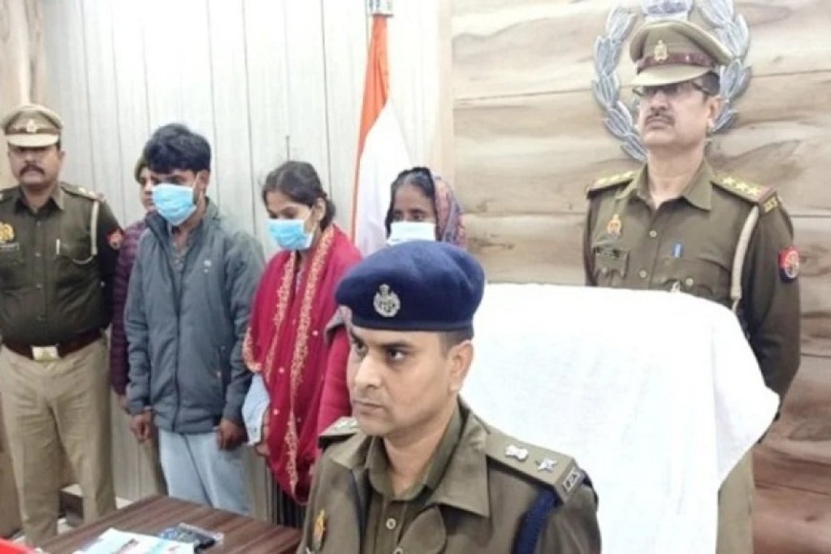 बलरामपुर में मंगेतर ने प्रेमिका और उसकी मां के साथ मिलकर युवती की गला घोंटकर हत्या की, सबूत मिटाने को शव पर केरोसिन डालकर लगाई आग। 