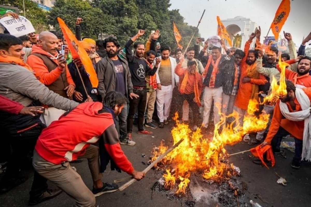 बांग्लादेश में हिंदू परिवारों पर हमलों की जानकारी देने वालों को पुलिस ने किया इनाम का ऐलान, चटगांव के पास आगजनी की घटना में आरोपियों की तलाश तेज।