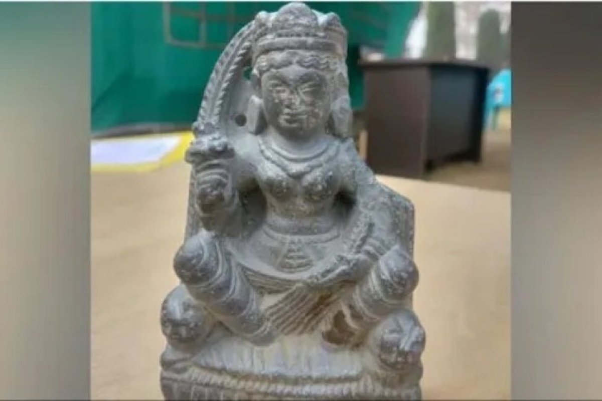 जम्मू-कश्मीर के बारामूला में झेलम नदी से मिली प्राचीन दुर्गा मूर्ति, पुरातत्व विभाग को सौंपी गई संरक्षण के लिए। 