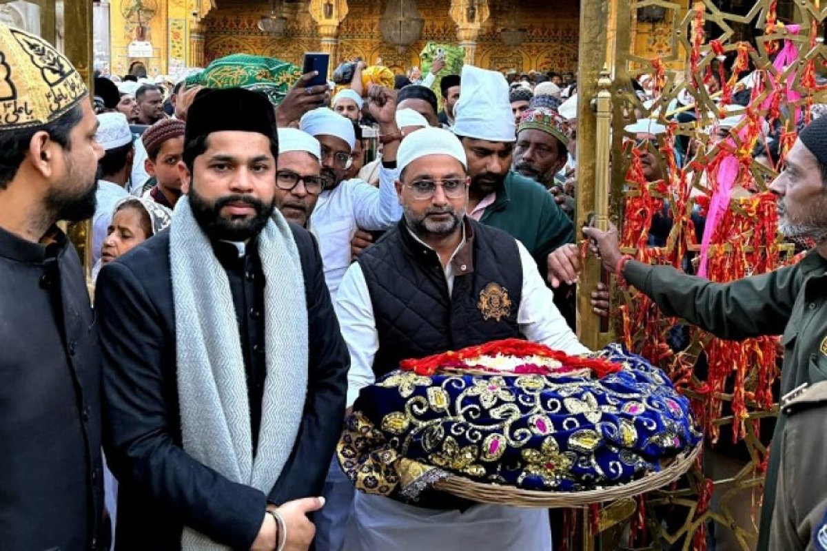 Lucknow: उत्तर प्रदेश सरकार के मंत्री दानिश अंसारी की अजमेर ज़ियारत: अमन की कामना के साथ चादर चढ़ाई।