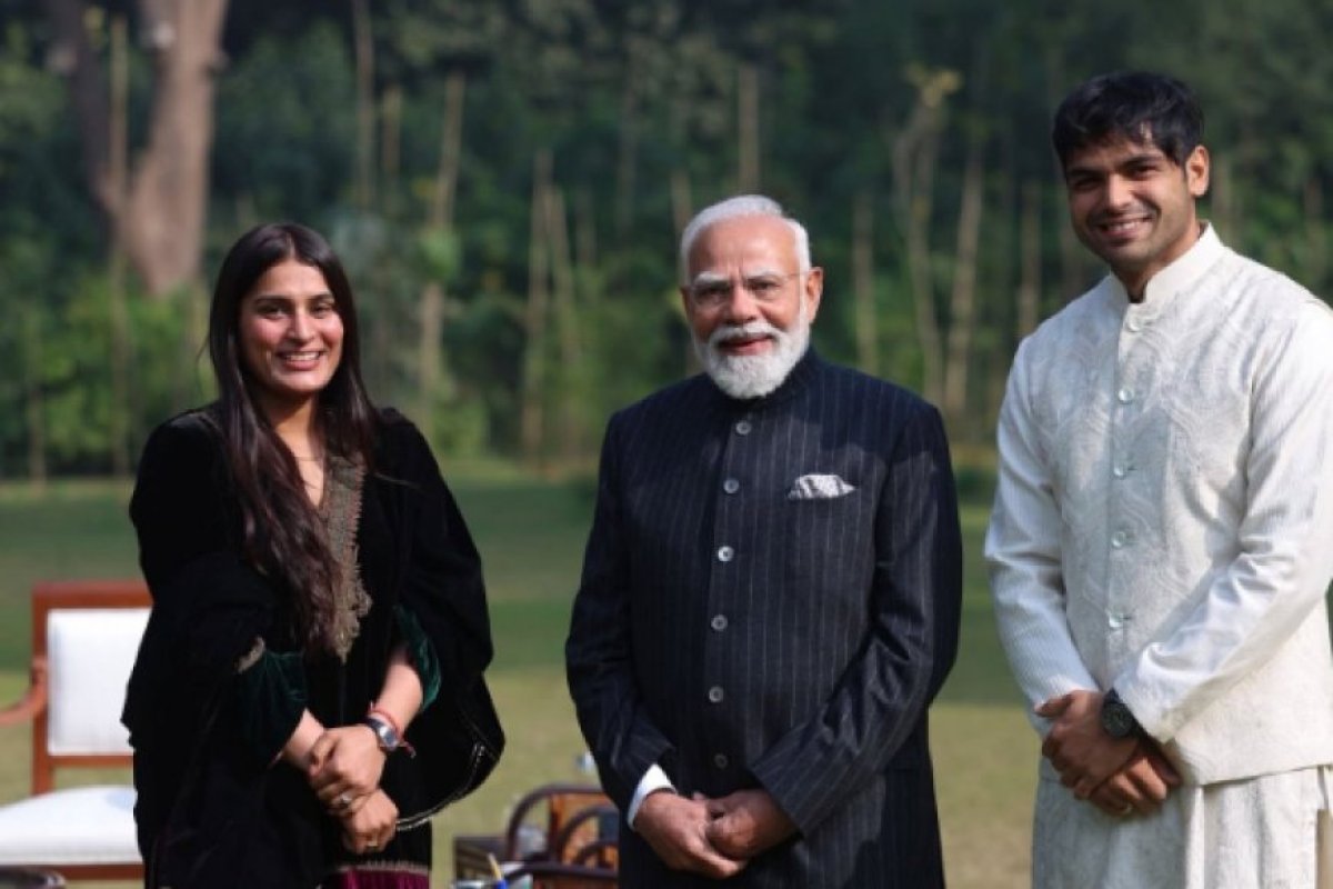पीएम मोदी ने नीरज चोपड़ा के रिसेप्शन में पहुंचकर दी शुभकामनाएं, ओलंपिक चैंपियन की शादी के जश्न में शामिल हुए प्रधानमंत्री